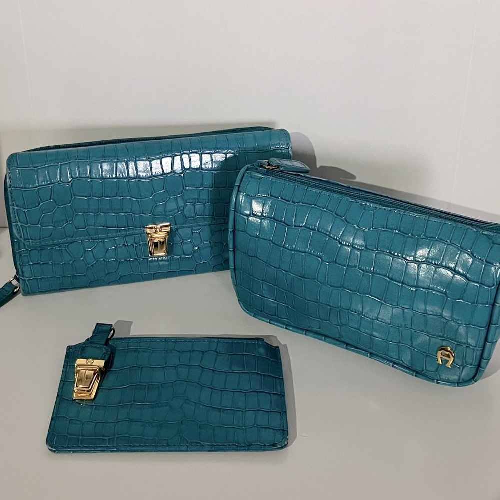 NWOT Etienne Aigner croc embossed leather wallet set